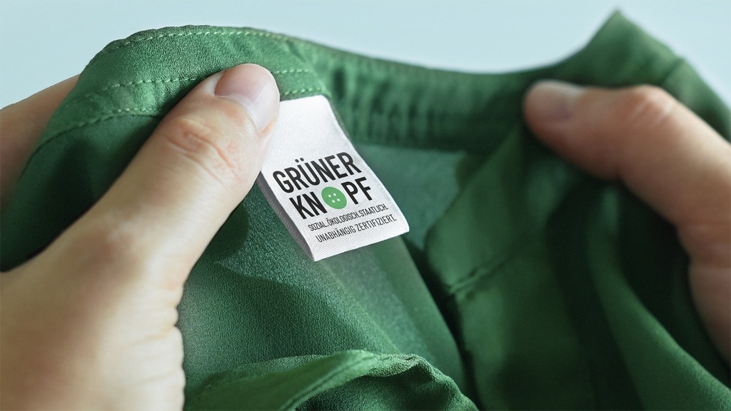 Der grüne Knopf ist ein staatliches Textilsiegel, das nachhaltige Kleidung kennzeichnet.